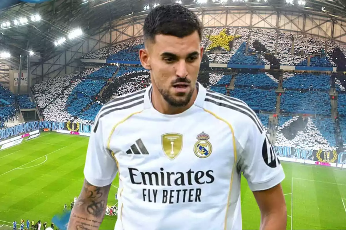 Futbolista con uniforme blanco del Real Madrid en un estadio lleno de aficionados con mosaico azul, blanco y amarillo en las gradas