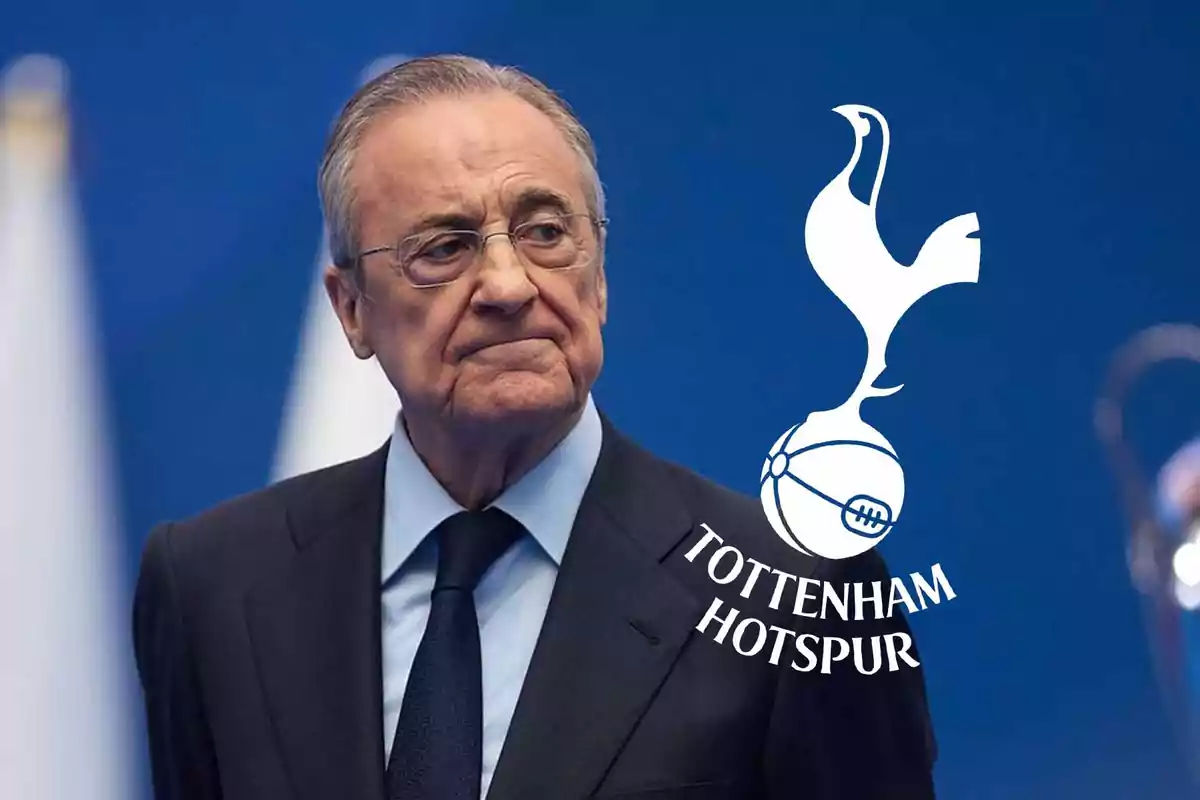 Hombre de traje con expresión seria y el logo del Tottenham Hotspur sobre un fondo azul