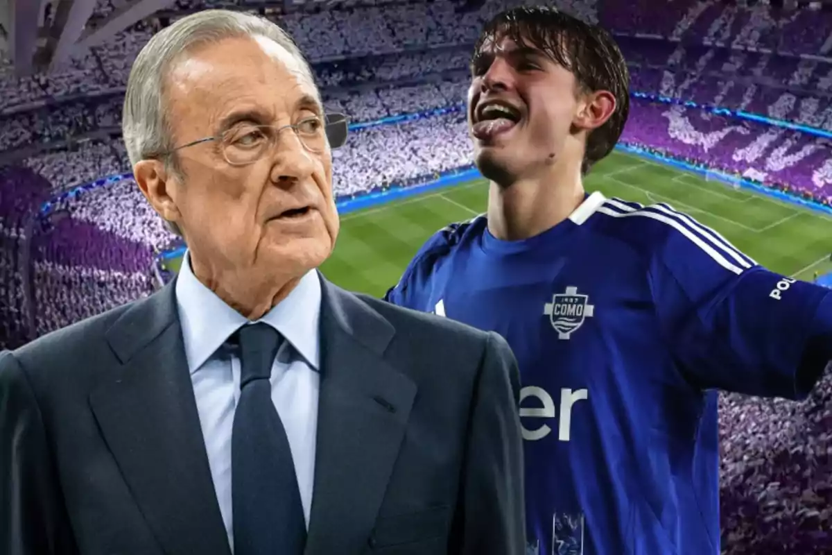 Un hombre de traje y corbata está en primer plano mientras al fondo un jugador de fútbol con uniforme azul celebra en un estadio lleno de aficionados