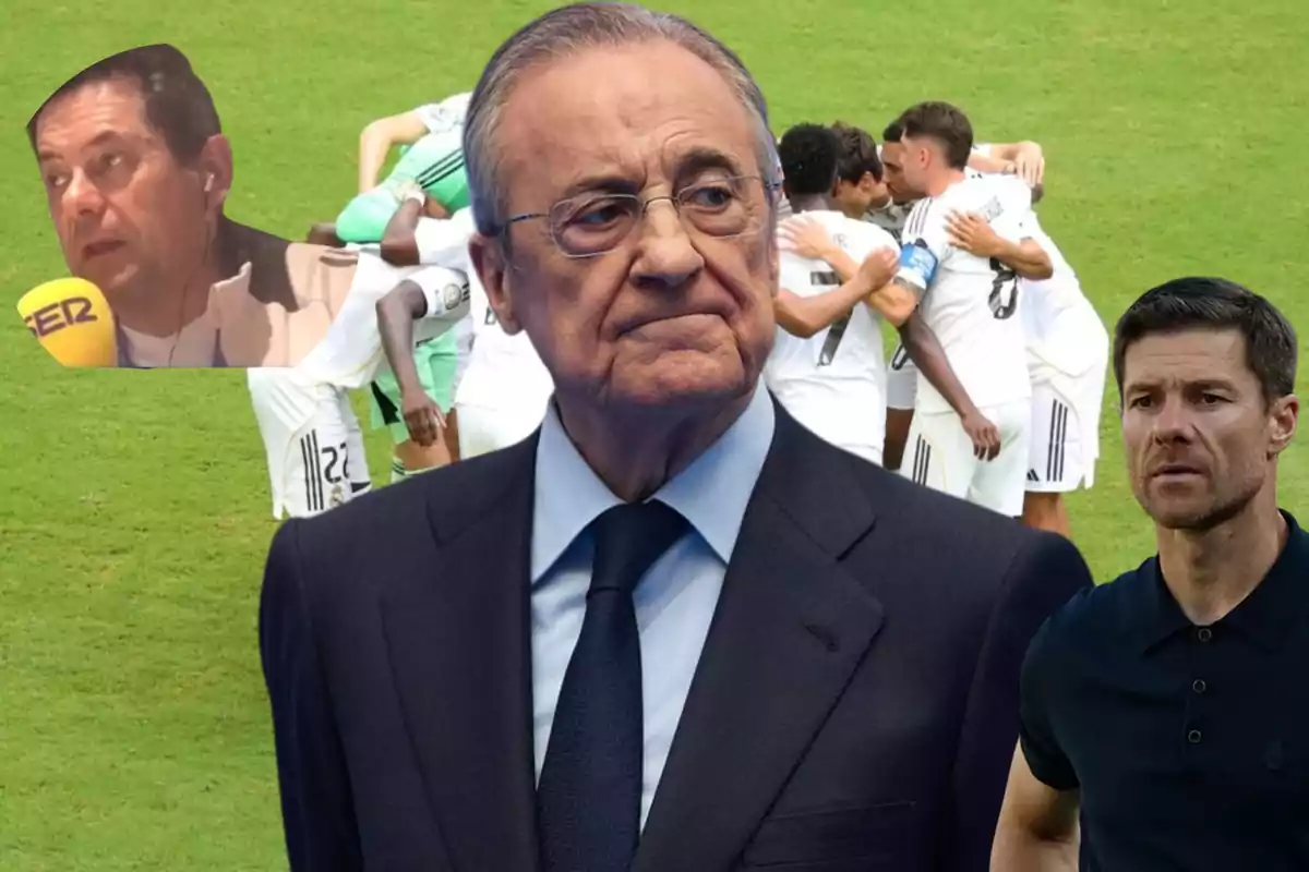 Un hombre mayor con traje al centro, un grupo de futbolistas abrazados al fondo, un hombre con micrófono a la izquierda y otro hombre con camiseta oscura a la derecha, todos sobre un campo de fútbol.