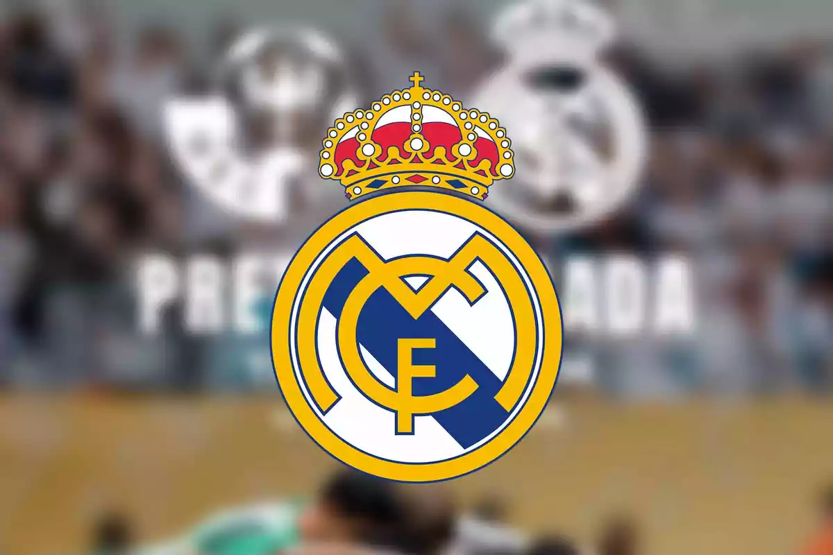 Escudo del Real Madrid en primer plano con fondo desenfocado de aficionados