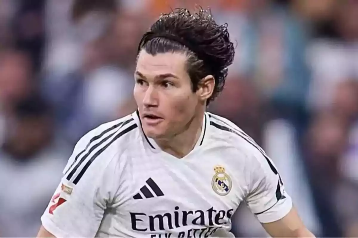 Futbolista con camiseta blanca del Real Madrid en acción durante un partido