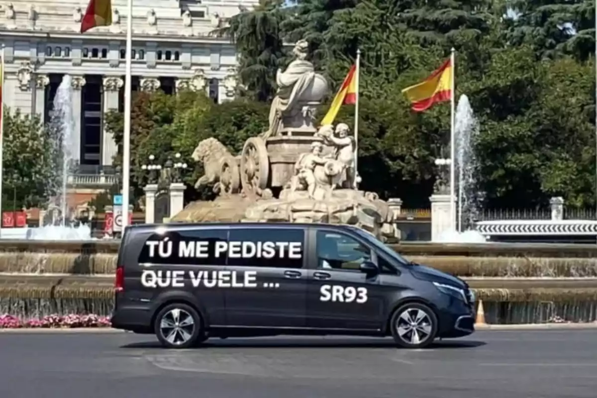 Una furgoneta negra con letras blancas que dicen Una furgoneta negra con letras blancas que dicen