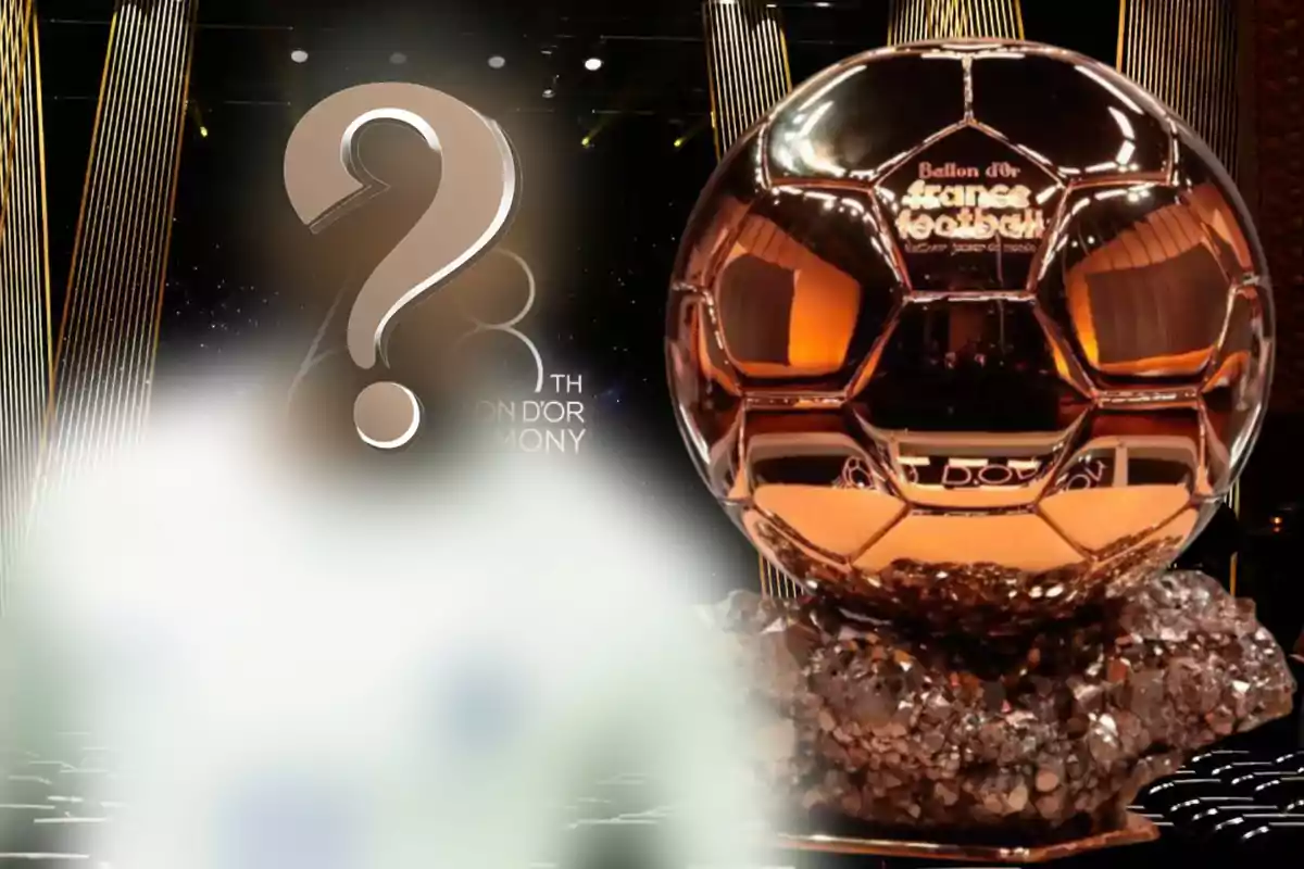 Trofeo del Balón de Oro en primer plano con una figura borrosa y un signo de interrogación al fondo en un escenario de premiación.
