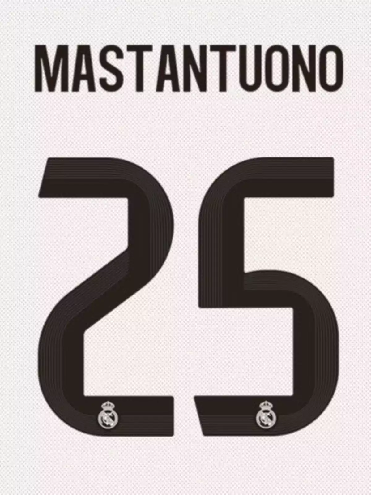 Camiseta blanca con el nombre Mastantuono y el número 25 en grande acompañado del escudo del Real Madrid Camiseta blanca con el nombre Mastantuono y el número 25 en grande acompañado del escudo del Real Madrid