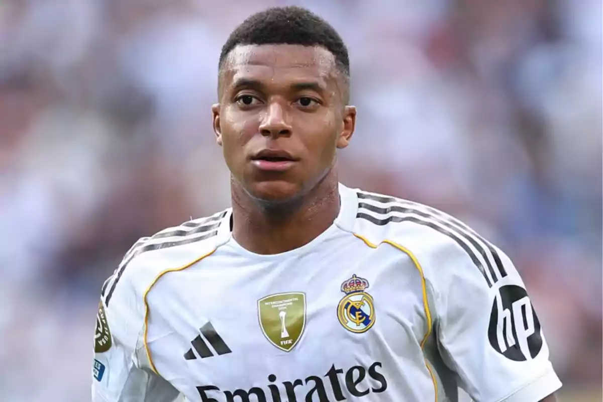 Futbolista con uniforme blanco del Real Madrid durante un partido Futbolista con uniforme blanco del Real Madrid durante un partido