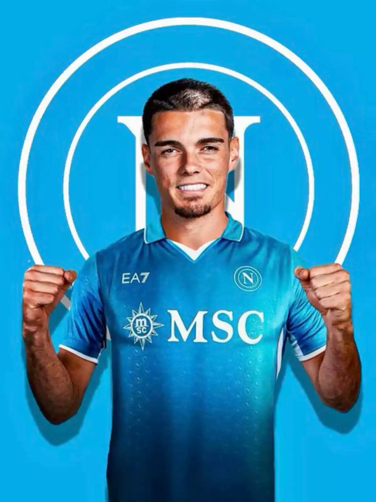 Futbolista con uniforme azul del Napoli celebrando con los puños levantados frente a un fondo azul con el logo del club Futbolista con uniforme azul del Napoli celebrando con los puños levantados frente a un fondo azul con el logo del club