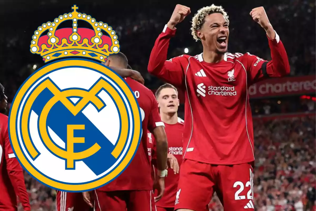 Un jugador del Liverpool celebra con los puños en alto mientras el escudo del Real Madrid aparece en primer plano