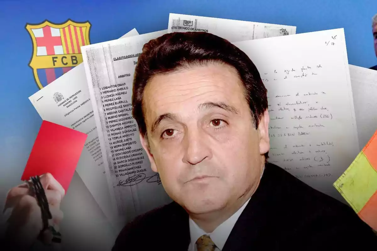 Un hombre de traje aparece en primer plano con documentos oficiales, una tarjeta roja, una bandera de árbitro y el escudo del FC Barcelona al fondo. Un hombre de traje aparece en primer plano con documentos oficiales, una tarjeta roja, una bandera de árbitro y el escudo del FC Barcelona al fondo.