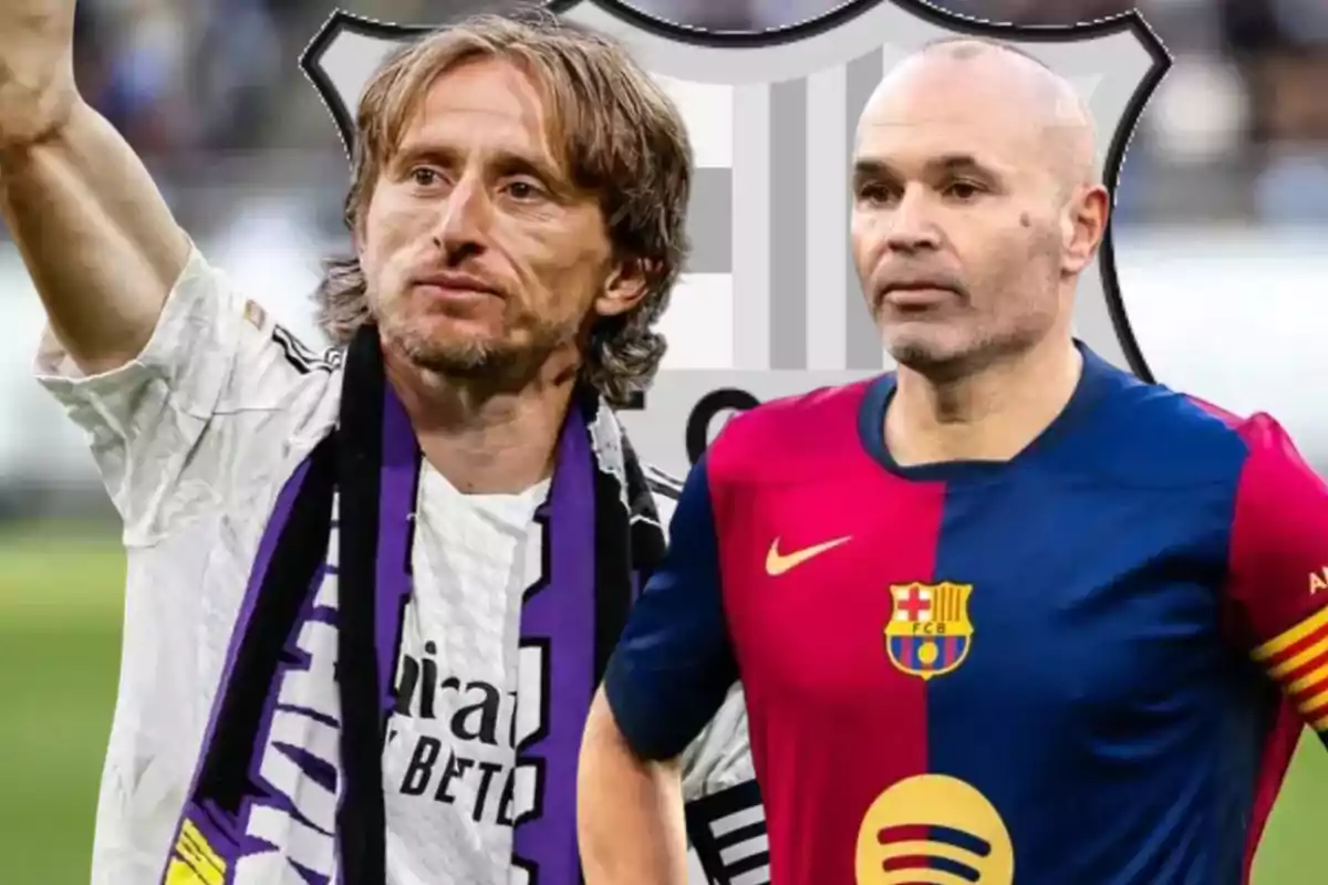 Dos futbolistas con los uniformes de Real Madrid y Barcelona posan juntos en el campo de juego