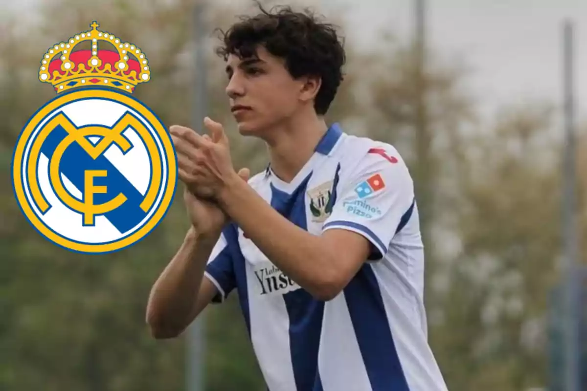 Joven futbolista con uniforme azul y blanco aplaudiendo y el escudo del Real Madrid a su lado izquierdo