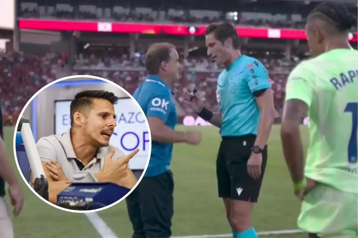 Un árbitro discute con un entrenador en la cancha mientras un jugador observa y en la esquina se muestra a un hombre hablando apasionadamente en un estudio de radio o televisión.
