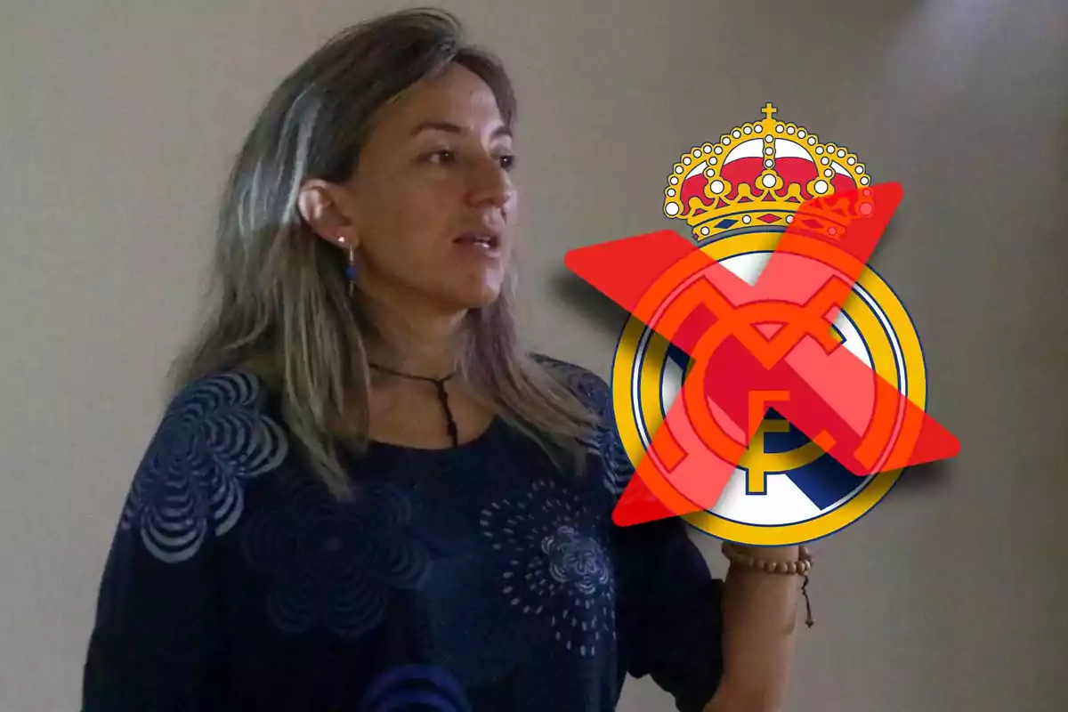 Mujer de cabello largo con un símbolo del Real Madrid tachado en rojo frente a ella