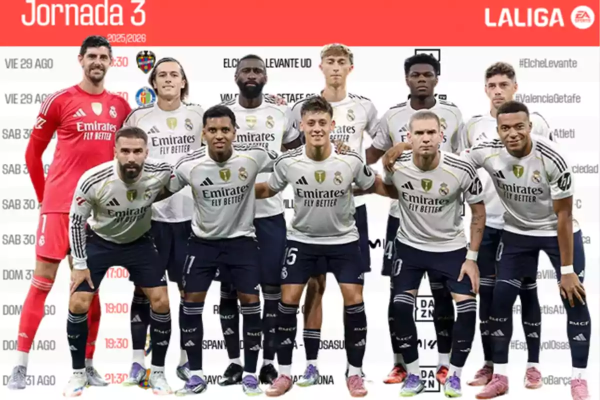 Once jugadores del Real Madrid posan juntos en uniforme blanco frente a un fondo con el calendario de la jornada 3 de LaLiga 2025 2026