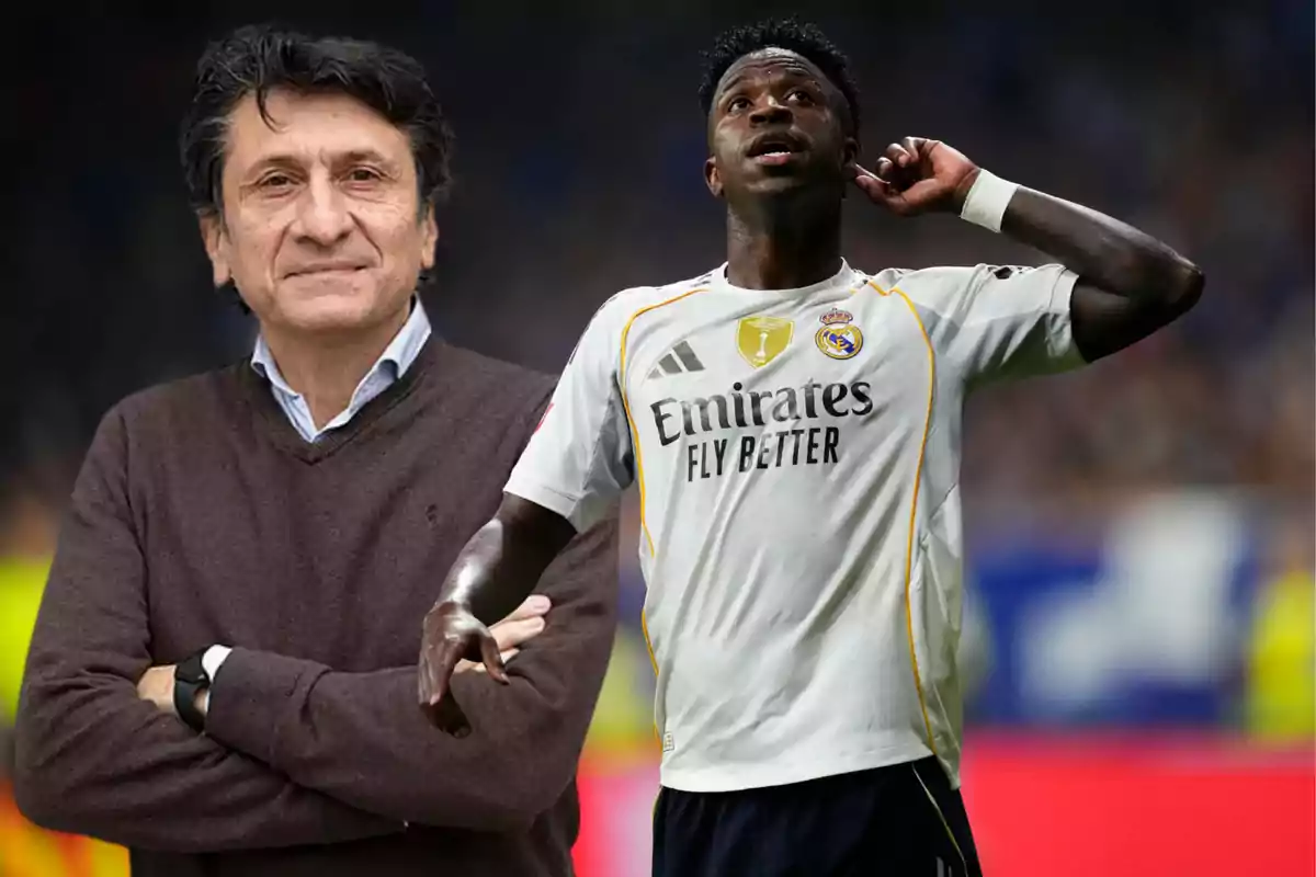Un hombre de cabello oscuro con suéter marrón está de pie con los brazos cruzados junto a un futbolista del Real Madrid que celebra en el campo.