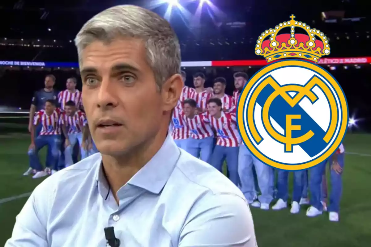 Un hombre de cabello canoso con camisa clara en primer plano, al fondo un grupo de futbolistas con uniforme rojiblanco y el escudo del Real Madrid en grande sobre la imagen.