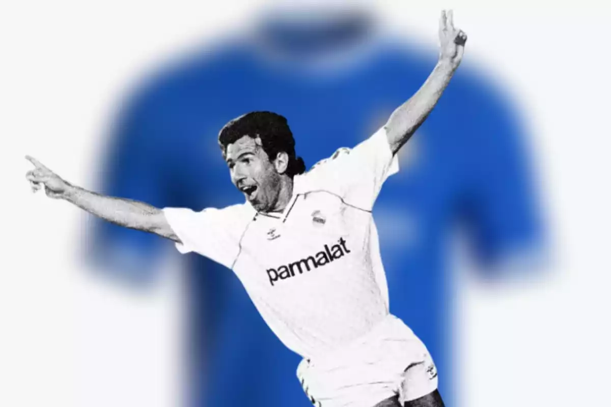 Futbolista celebrando con los brazos extendidos vistiendo un uniforme blanco con la palabra parmalat al frente y una camiseta azul desenfocada de fondo Futbolista celebrando con los brazos extendidos vistiendo un uniforme blanco con la palabra parmalat al frente y una camiseta azul desenfocada de fondo