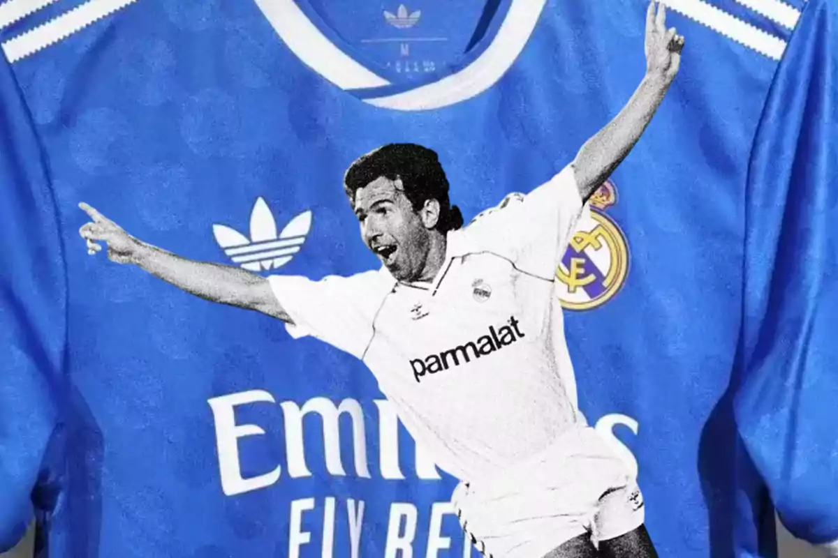 Fondo de camiseta azul del Real Madrid con un jugador celebrando un gol en primer plano