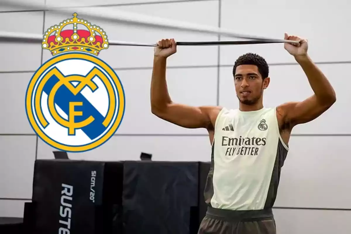 Futbolista del Real Madrid entrenando en el gimnasio con el logo del club al fondo