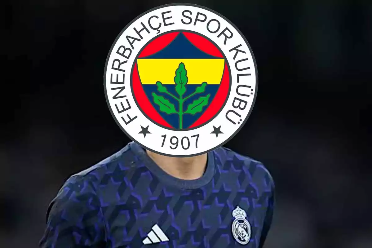 Persona con uniforme del Real Madrid cuyo rostro ha sido reemplazado por el escudo del Fenerbahçe