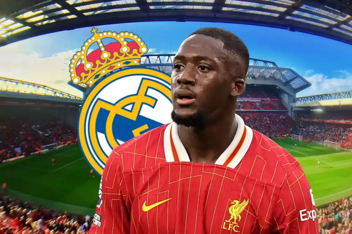 Futbolista del Liverpool en primer plano con el escudo del Real Madrid de fondo en un estadio lleno de aficionados