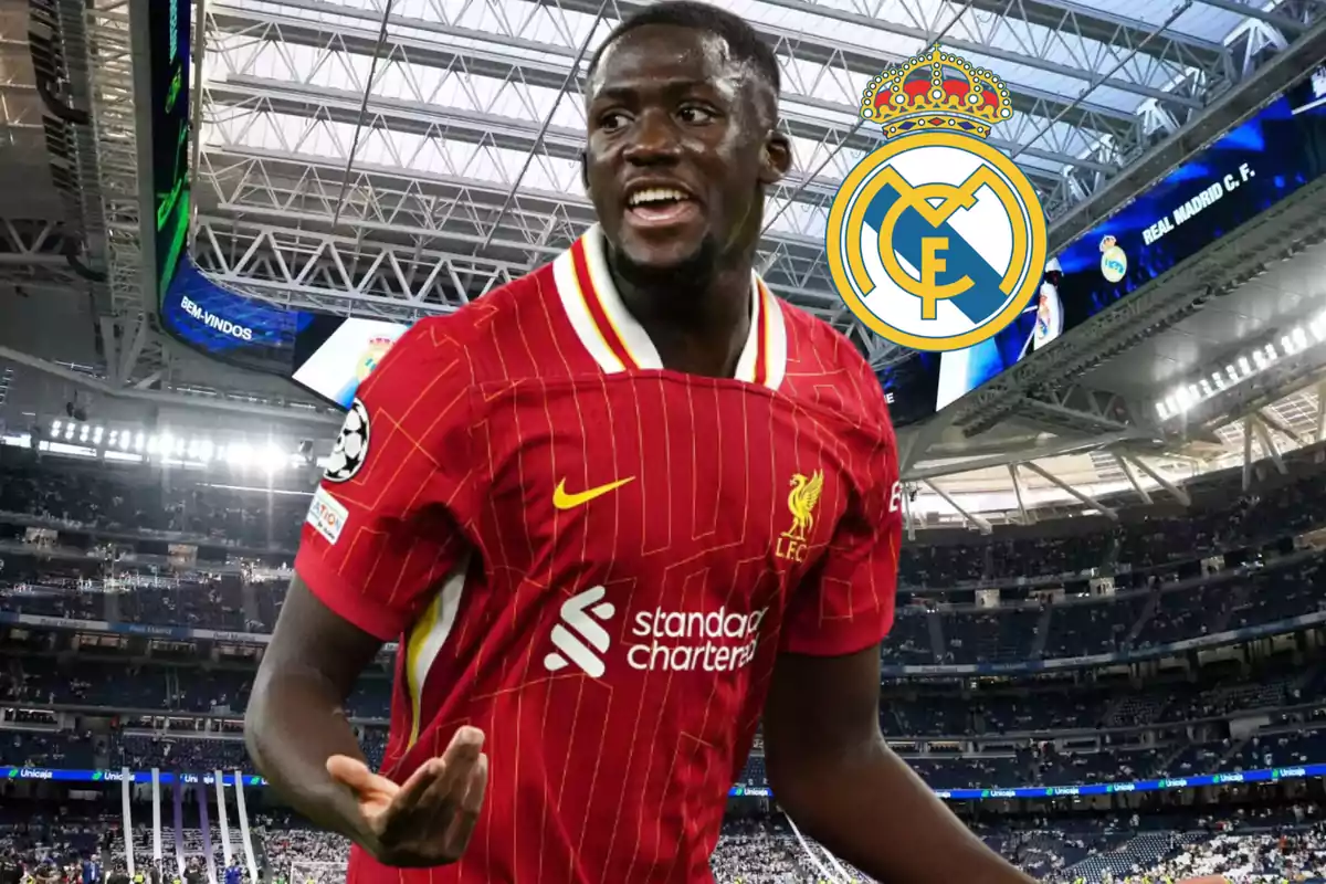 Futbolista con uniforme del Liverpool en un estadio con el escudo del Real Madrid al fondo
