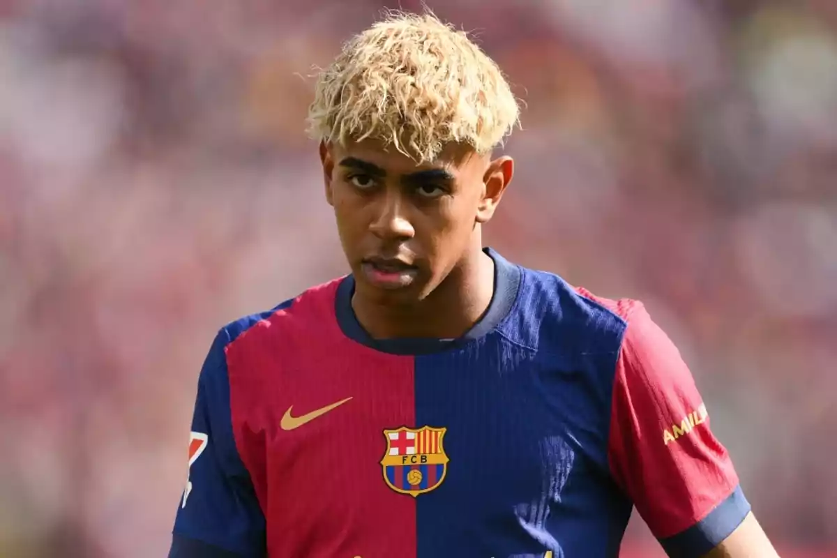 Joven futbolista con cabello rubio rizado usando el uniforme del FC Barcelona durante un partido Joven futbolista con cabello rubio rizado usando el uniforme del FC Barcelona durante un partido