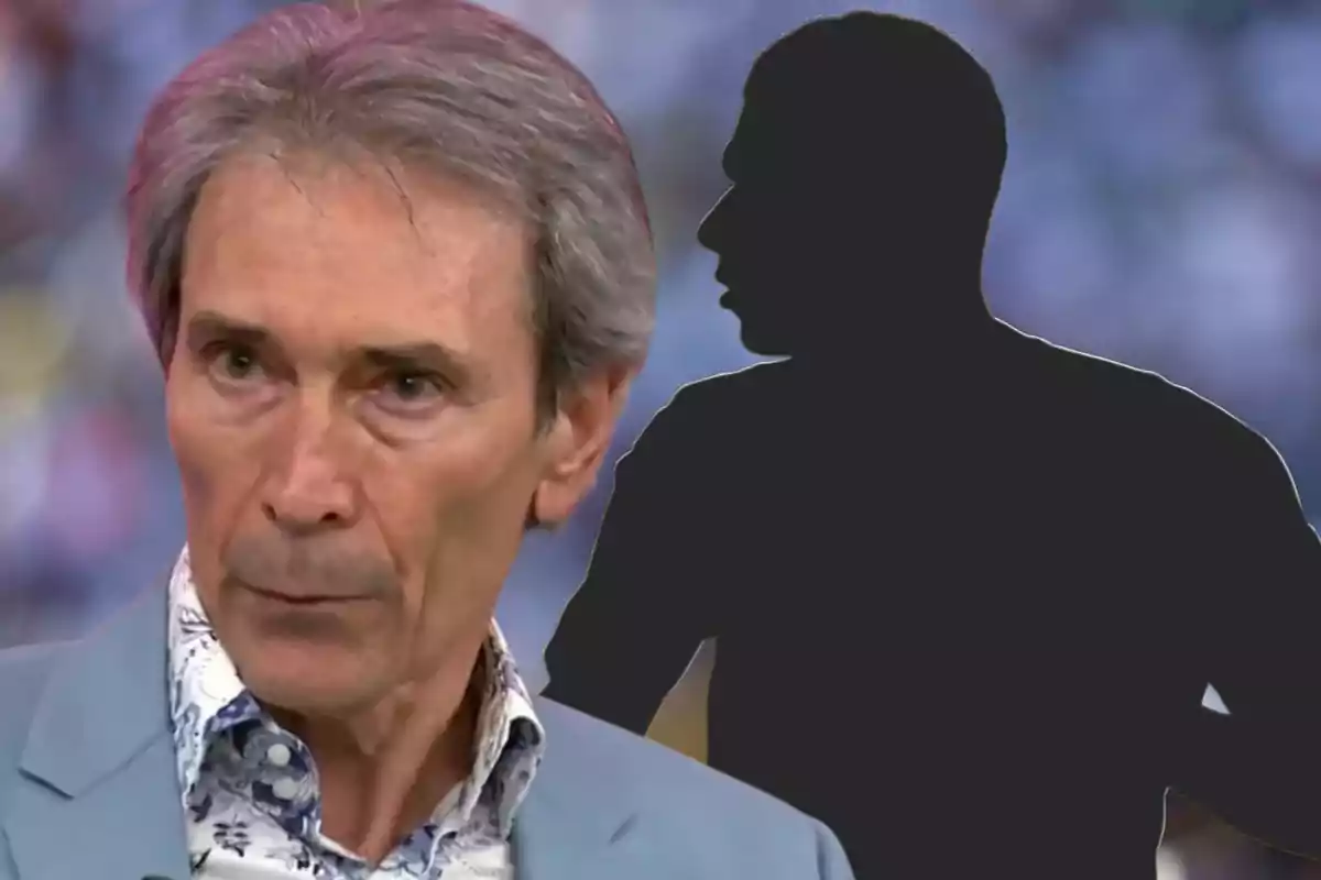 Hombre de cabello canoso con expresión seria al frente y una silueta negra de una persona al fondo sobre un fondo desenfocado.