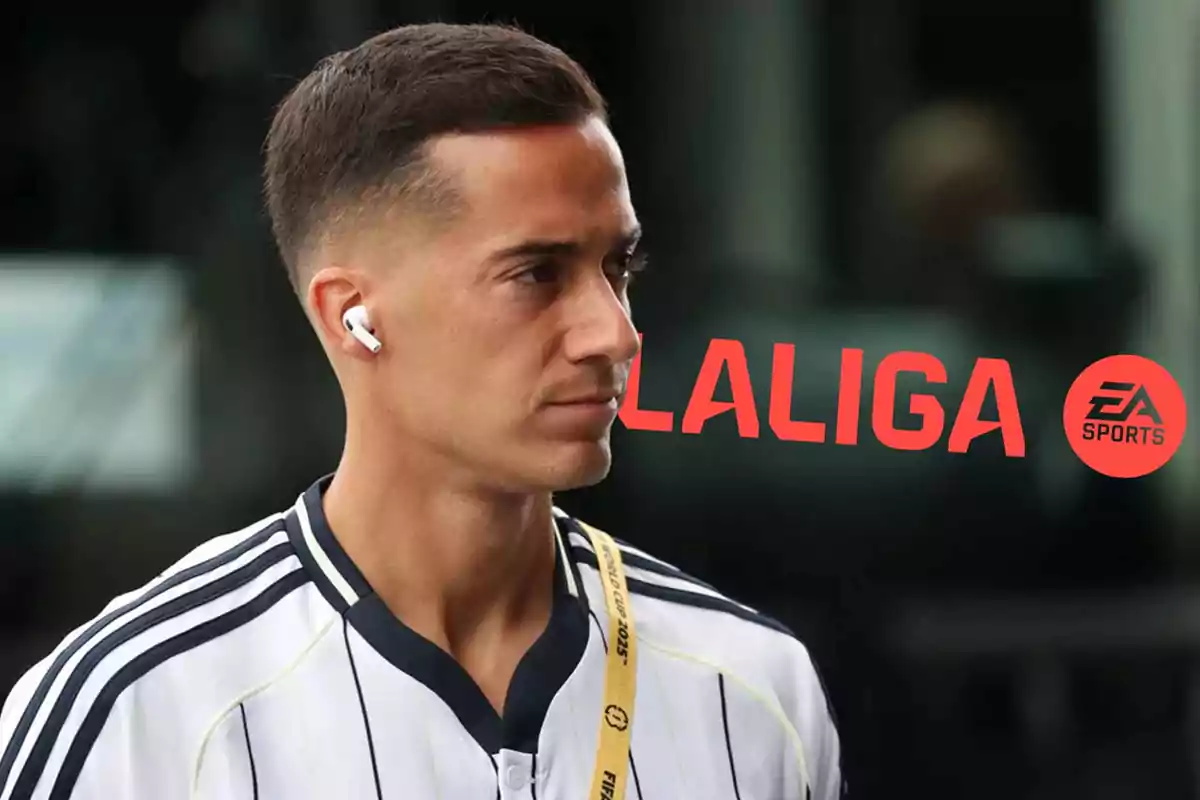 Un futbolista con auriculares y camiseta blanca con rayas negras, al fondo el logo de LaLiga y EA Sports