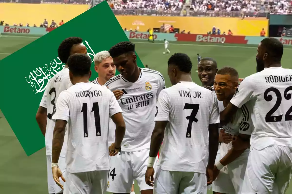 Jugadores del Real Madrid celebran en el campo con una bandera de Arabia Saudita de fondo