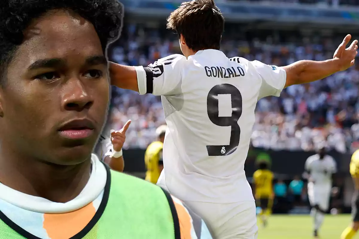 Primer plano de un joven futbolista con expresión seria y al fondo un jugador celebrando un gol con los brazos abiertos en un estadio lleno
