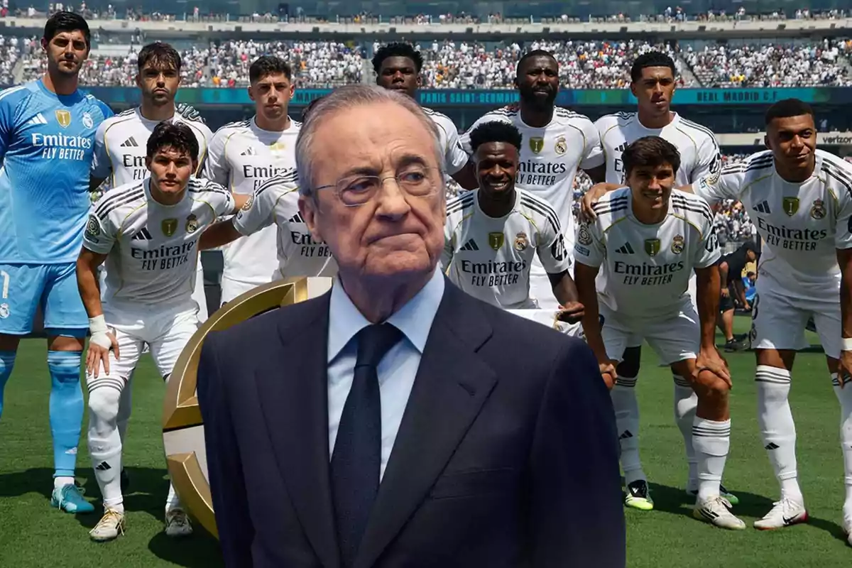 Un hombre de traje aparece en primer plano frente a un grupo de futbolistas con uniforme blanco posando en un estadio lleno de público