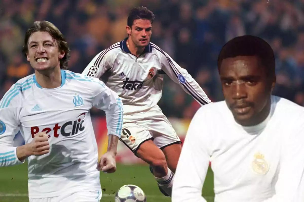 Tres futbolistas con uniformes de diferentes equipos posan y juegan en un campo de fútbol