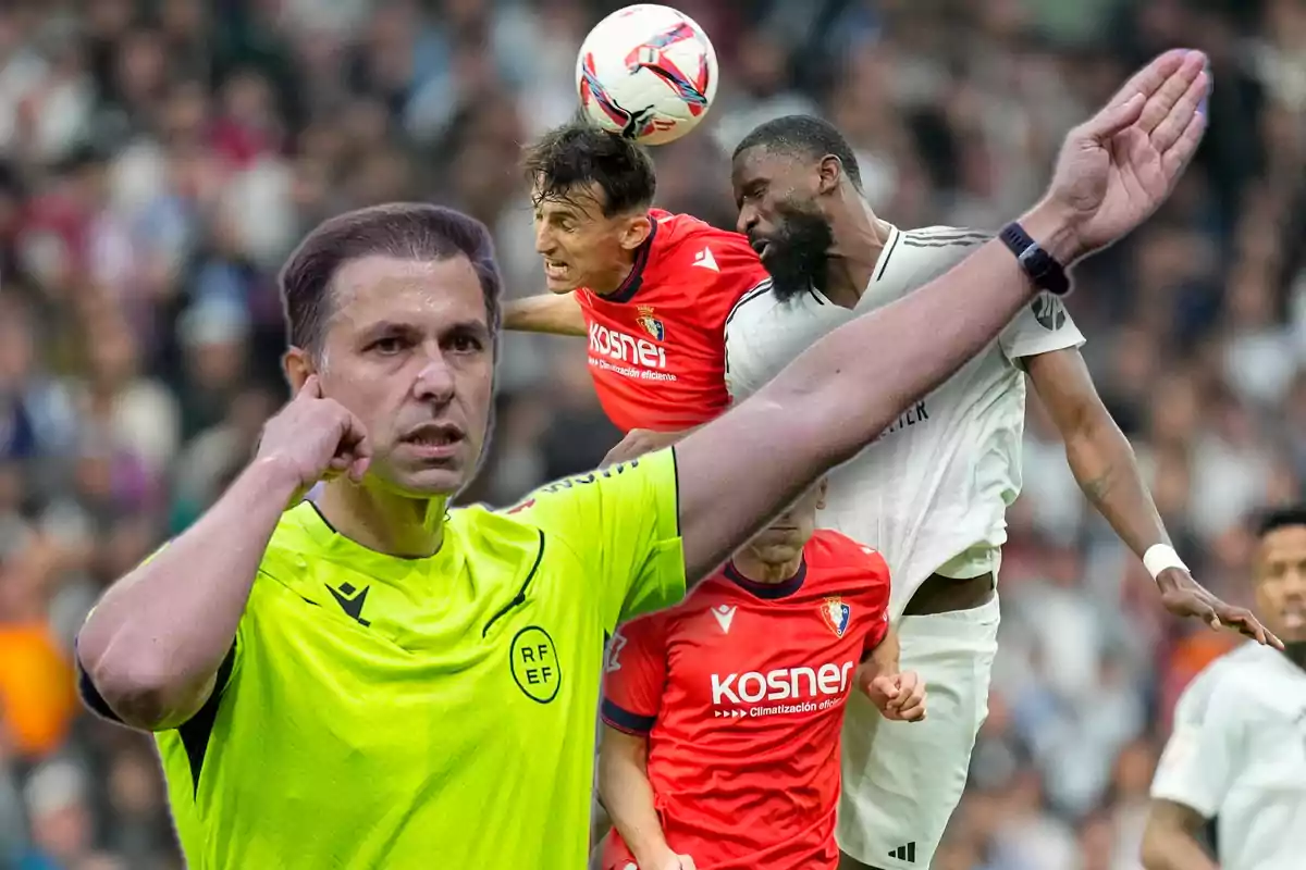 Un árbitro de fútbol señala una decisión mientras dos jugadores disputan un balón aéreo durante un partido
