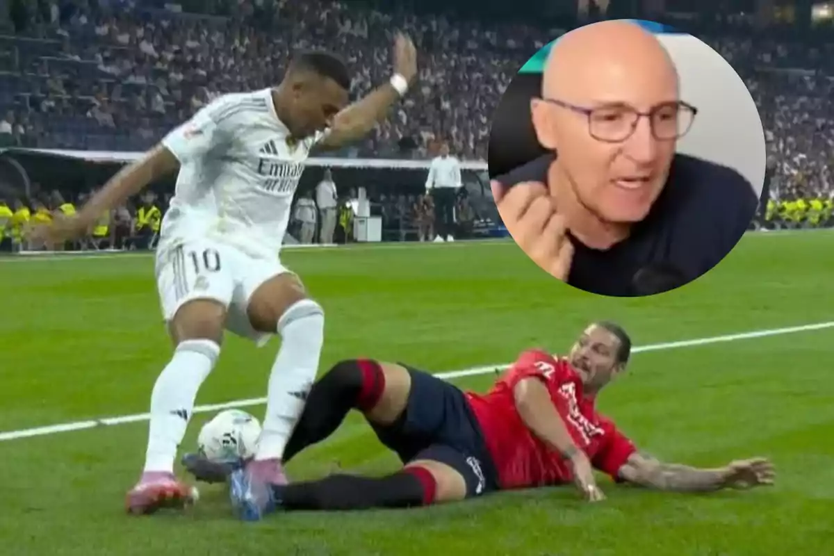 Un jugador de fútbol con uniforme blanco es derribado por un rival vestido de rojo durante un partido, mientras en la esquina superior derecha aparece el rostro de un hombre calvo con gafas hablando.