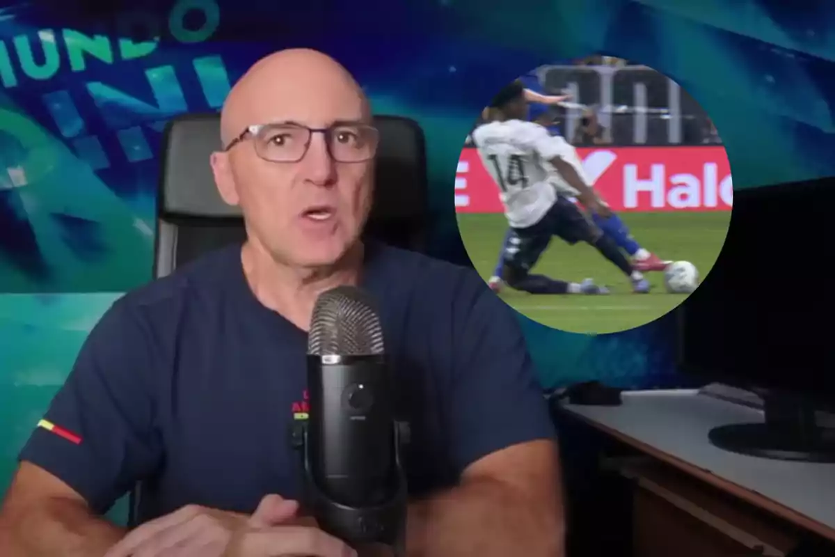 Un hombre calvo con gafas habla frente a un micrófono en un estudio, mientras en la pantalla aparece una imagen circular de una jugada de fútbol con un jugador haciendo una barrida.