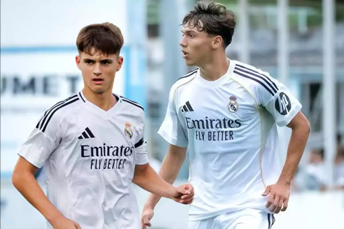 Dos jóvenes futbolistas con uniforme blanco del Real Madrid durante un partido