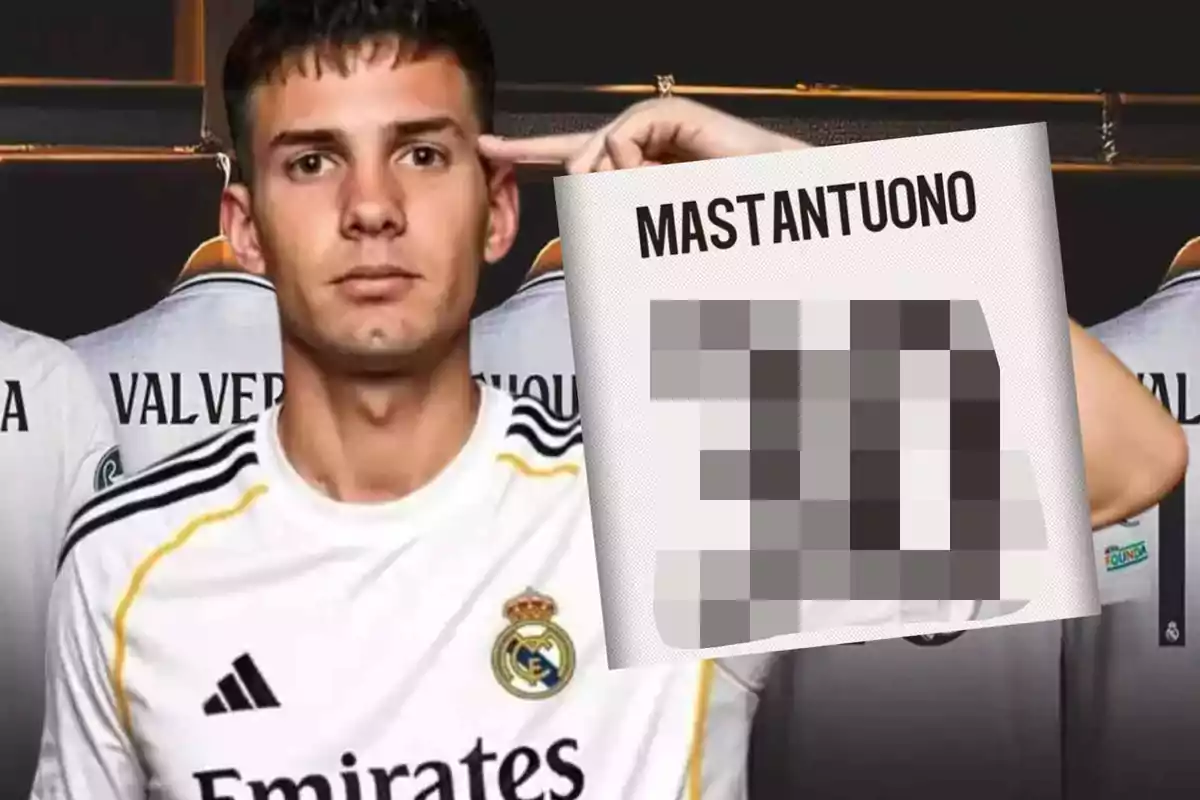 Un futbolista con la camiseta del Real Madrid sostiene un cartel con el nombre Mastantuono y un número pixelado