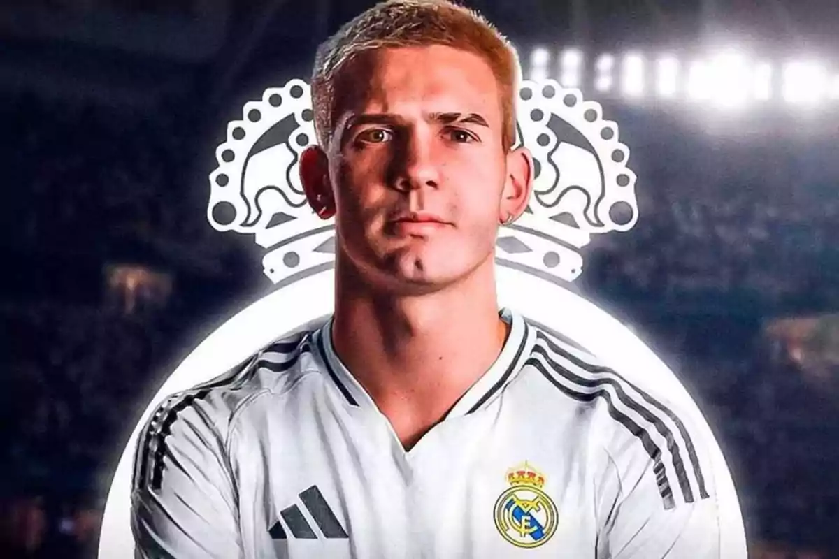 Jugador de fútbol con uniforme blanco del Real Madrid posando frente a un fondo oscuro con el escudo del club detrás