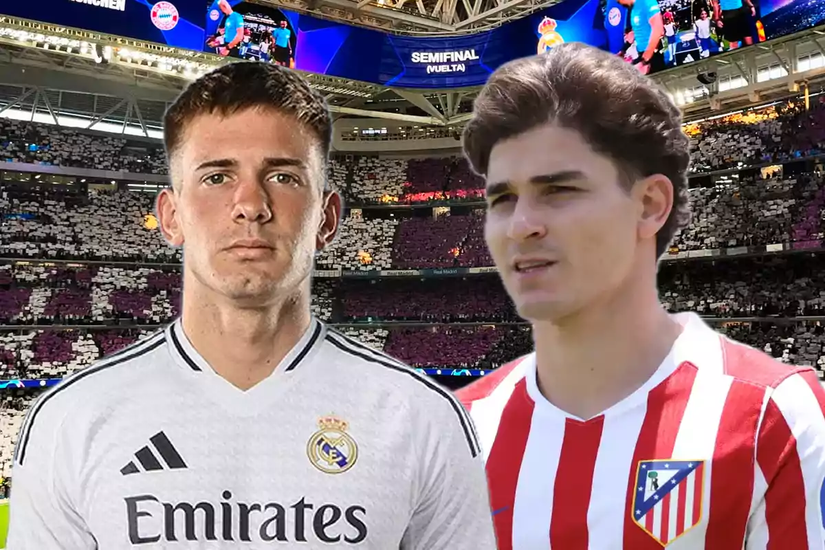 Dos futbolistas con los uniformes de Real Madrid y Atlético de Madrid posan en un estadio lleno durante una semifinal