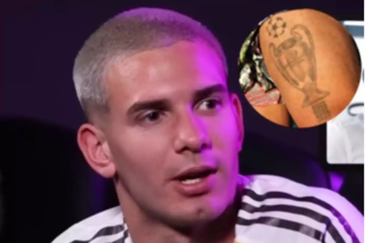 Un hombre de cabello corto y rubio con camiseta de rayas blancas y negras está sentado, mientras en la esquina superior derecha se muestra un acercamiento a un tatuaje de un trofeo de fútbol en su pierna.