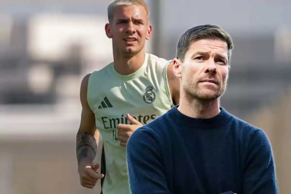 Un futbolista con camiseta de entrenamiento del Real Madrid al fondo y un hombre con suéter azul marino en primer plano