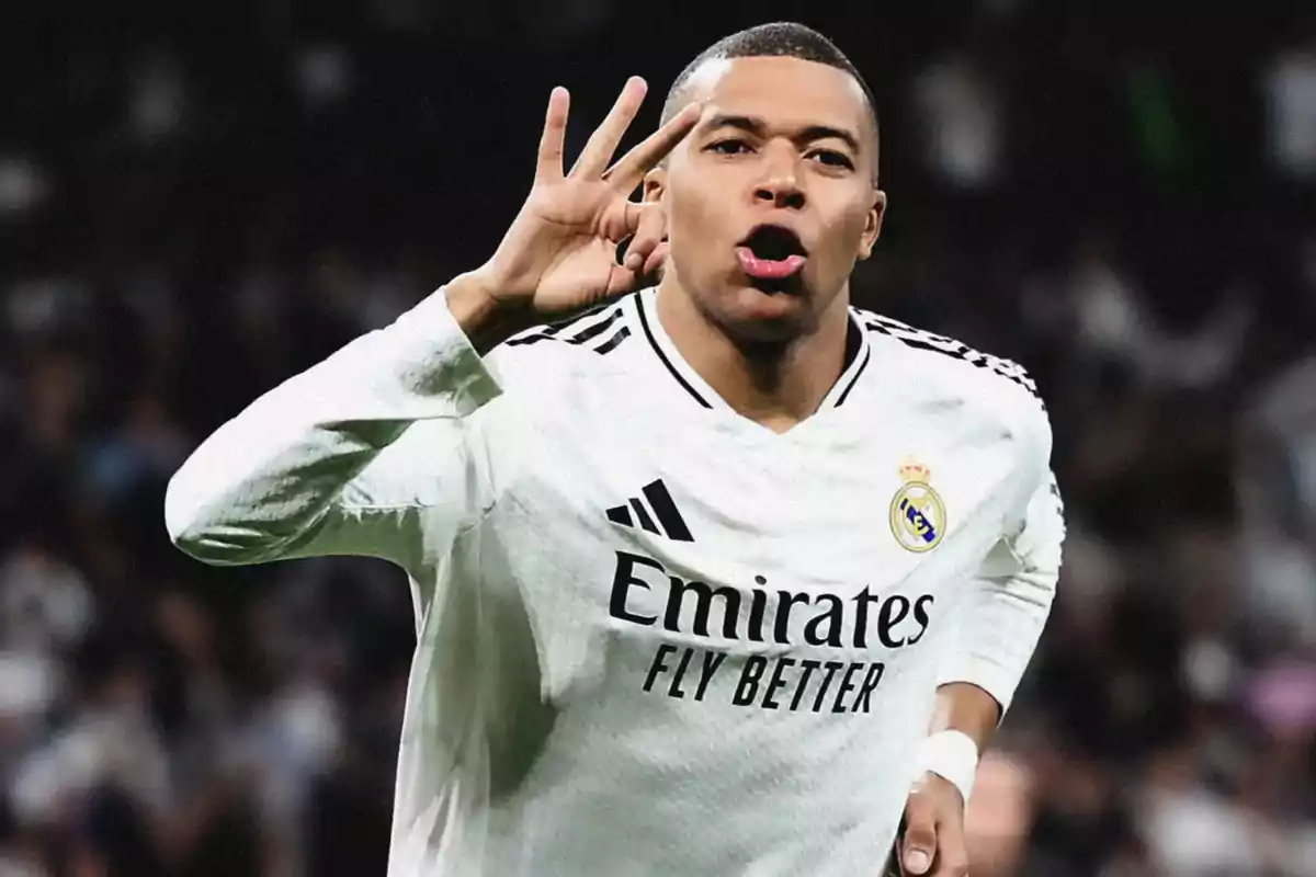 Futbolista celebrando un gol con la camiseta blanca del Real Madrid en un estadio lleno Futbolista celebrando un gol con la camiseta blanca del Real Madrid en un estadio lleno