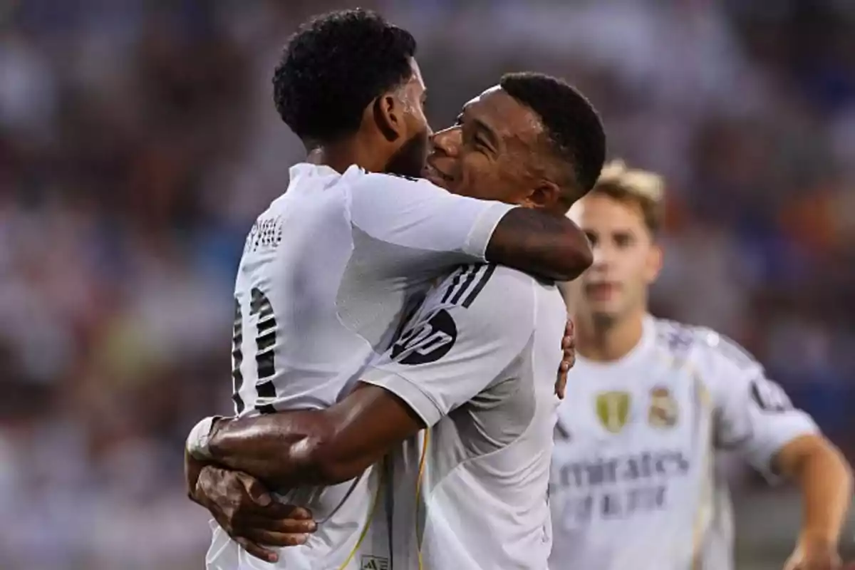 Dos jugadores del Real Madrid se abrazan celebrando un gol durante un partido de fútbol