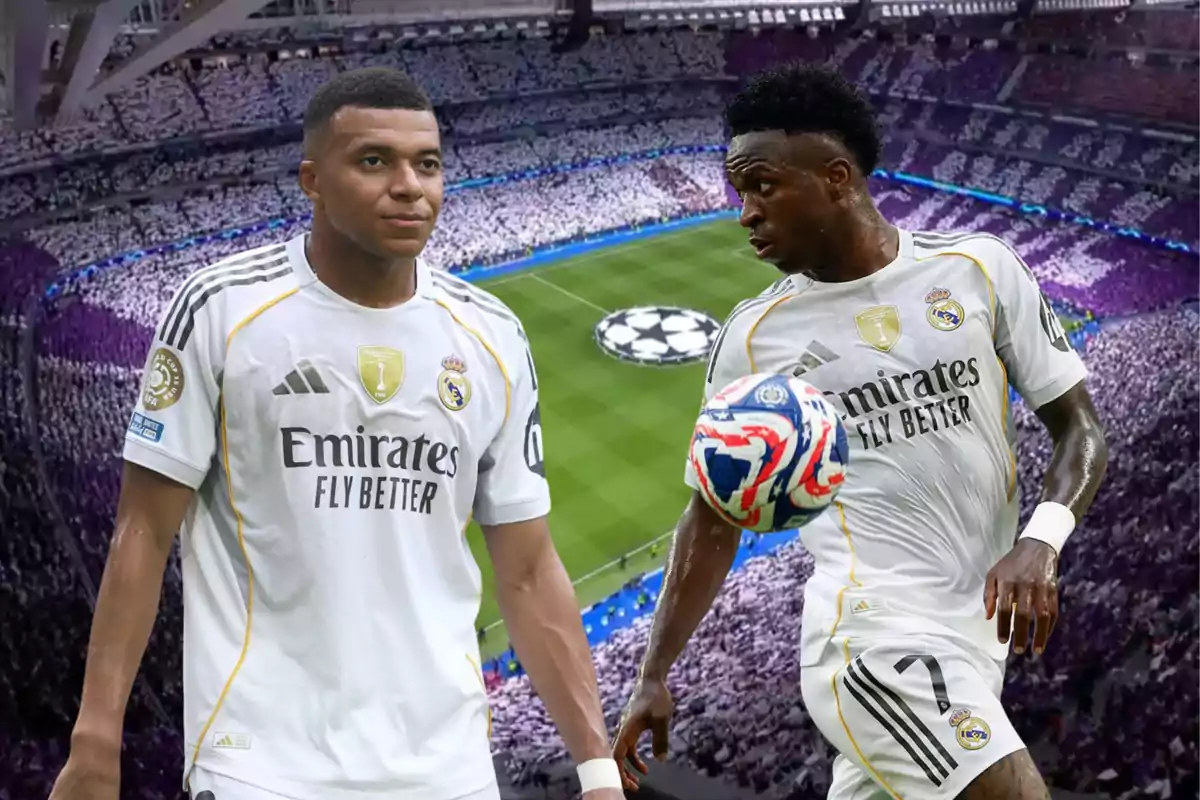 Dos futbolistas con uniforme blanco del Real Madrid en un estadio lleno durante un partido importante de la Champions League
