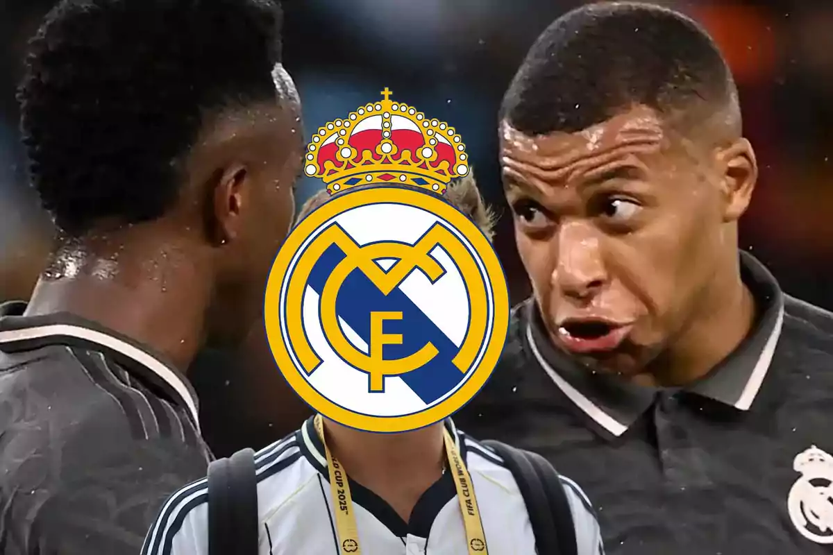 Dos futbolistas conversan en el campo mientras un escudo grande del Real Madrid cubre el rostro de una persona en primer plano