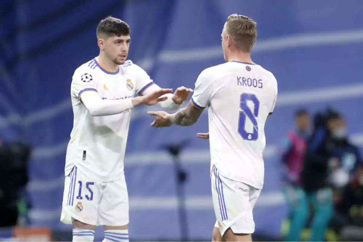 Dos jugadores del Real Madrid realizan un cambio durante un partido de fútbol Dos jugadores del Real Madrid realizan un cambio durante un partido de fútbol