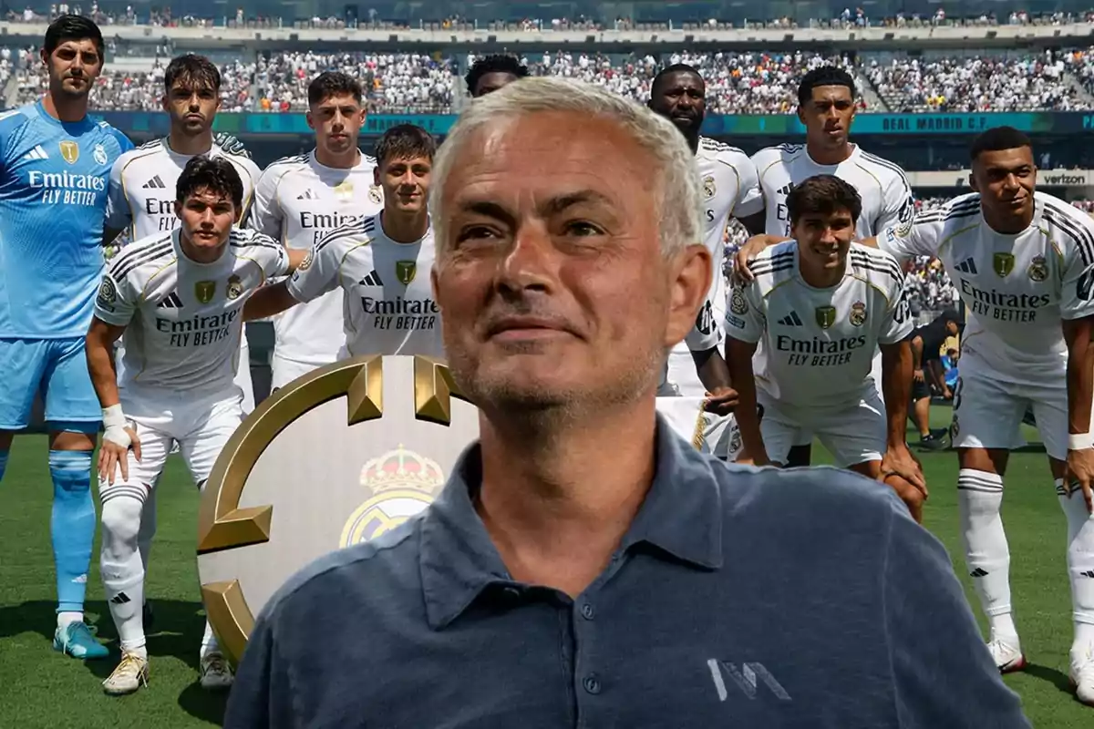 Un hombre de cabello canoso aparece en primer plano con una expresión seria, mientras al fondo un grupo de futbolistas con uniforme blanco del Real Madrid posa para una foto en el estadio.