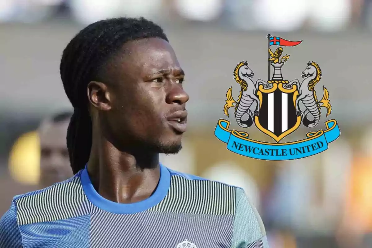 Futbolista con camiseta azul claro y el escudo del Newcastle United al fondo