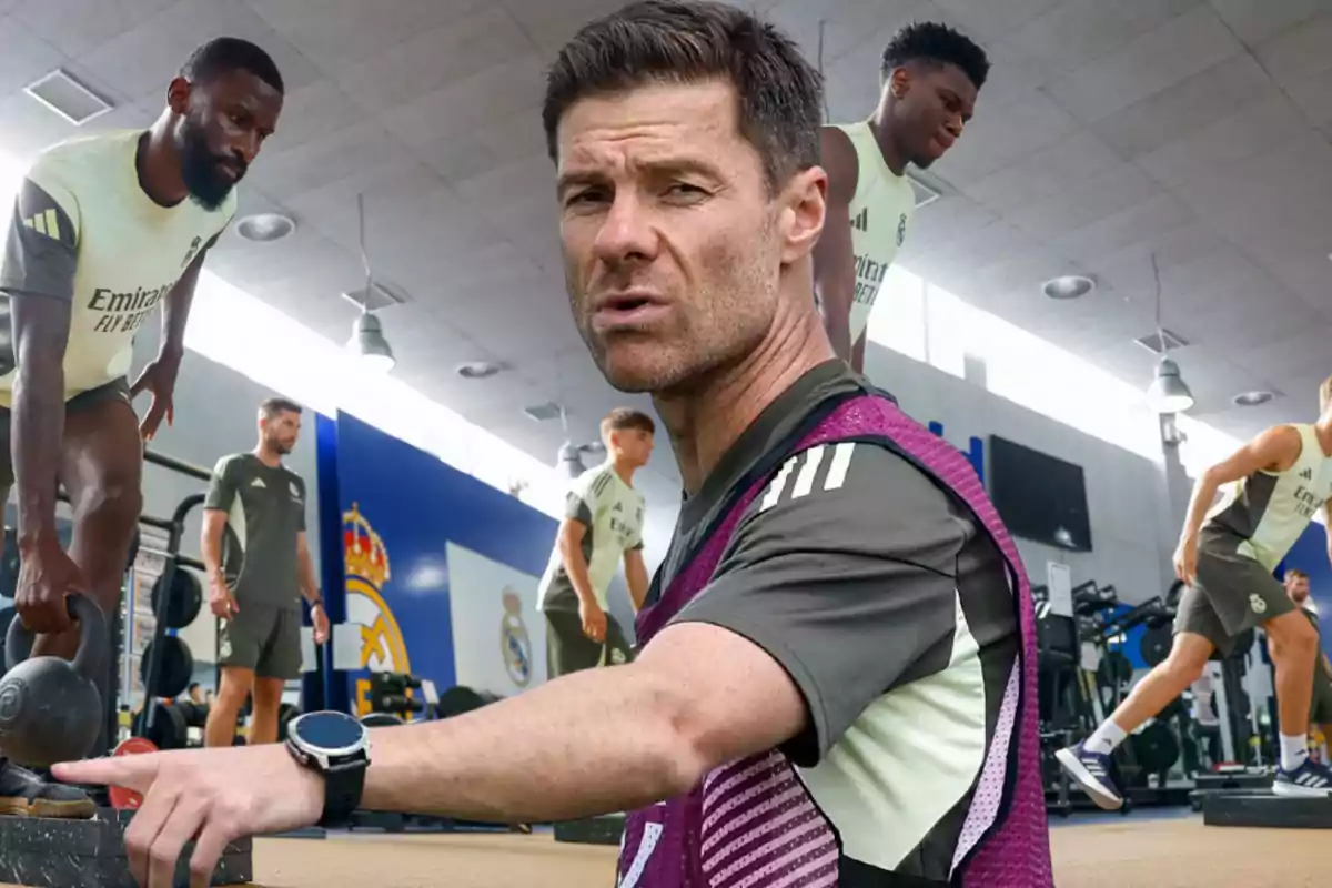 Entrenador y jugadores del Real Madrid realizando ejercicios físicos en un gimnasio del club